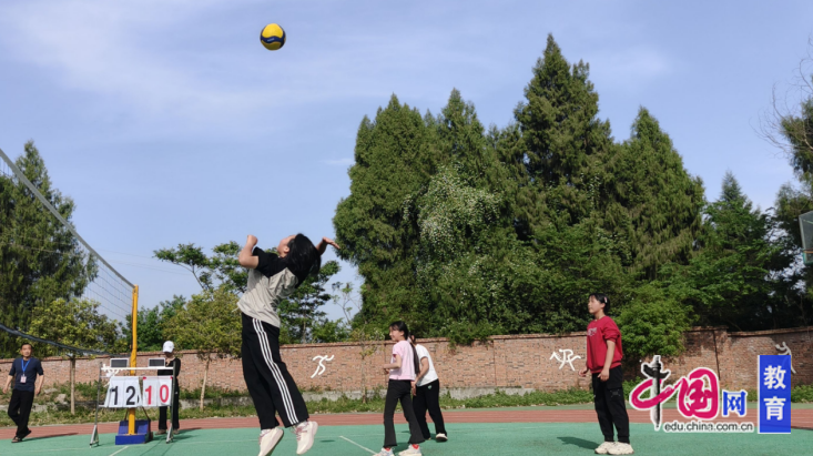 跃动青春“排”出精彩 江油市战旗小学成功举办2025年排球运动会一竞技登录(图2)